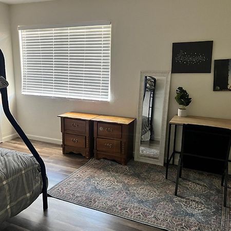 Peaceful 2Bed,1Bath Condo With Free Parking All Yours To Enjoy Fresno Extérieur photo