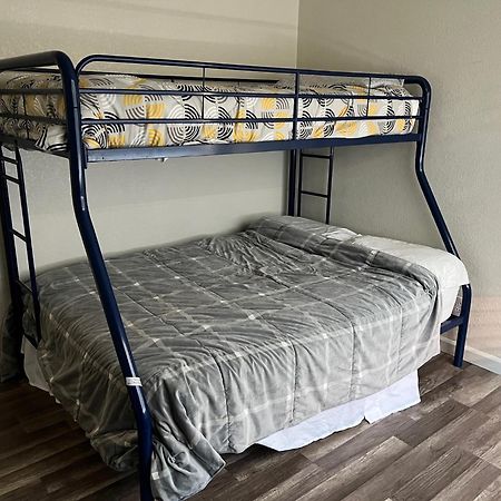 Peaceful 2Bed,1Bath Condo With Free Parking All Yours To Enjoy Fresno Extérieur photo